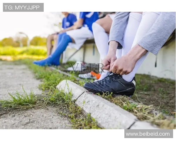 足球明星亲自示范绑鞋带技巧让你轻松掌握运动小窍门